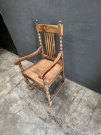 Unieke oude houten armstoel stoel fauteuil landelijk stoer vintage hout bureaustoel