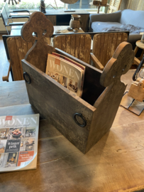 Vergrijsd houten grijs grijze antraciet vensterbank bloembak ompot hout lectuurbak krantenbak tijdschriften krant bak trog hout met metalen beslag ringen landelijk uniq stoer grijs matzwart bruin landelijk stoer poederachtig bak krantenbak