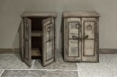 Oude vergrijsd houten nachtkastjes nachtkastje toilet badkamer wandkastje boho Ibiza kastje kast halkastje wandmeubel stoer robuust landelijk industrieel metalen beslag