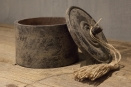 Ronde vergrijsd houten pot trommel met deksel en kwast grijs jute touw kwastje potje bak landelijk sober