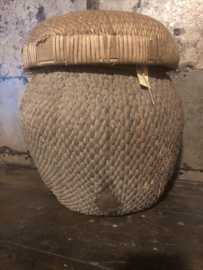 Stoere oude rieten rotan Chinese mand met deksel basket nr 3 landelijk stoer vergrijsd