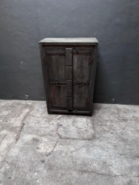 Stoer doorleefd vergrijsd houten 2 deurs zwart grijs kast kastje halkastje landelijk vintage Ibiza boho