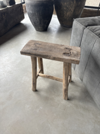 Grote grove vergrijsd houten kruk zadelkruk tafeltje bankje landelijk stoer J122