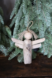Leuke vergrijsd houten engel engeltje beschermengeltje aan jute koord  kerst kerstbal kersthanger landelijk driftwood drijfhout