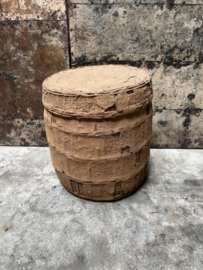 Grote oude vergrijsde Leemmand terra met deksel H46 x D45 cm  landelijk stoer leem klei riet rotan rieten mand landelijk stoer sober nr.14
