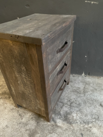 Stoer vergrijsd oud doorleefd houten truckwood kastje nachtkastje nachtkastjes landelijk stoer industrieel vintage hout ladenkast