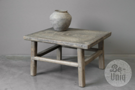 Oud vergrijsd tafeltje tafel salontafel bijzettafel landelijk stoer sober 64 x 55 x H38 cm