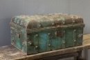 Oude metalen turkoise turquoise trukooise koffer oosters landelijk stoer sober