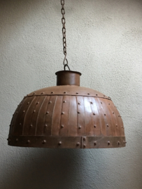 Stoere metalen hanglamp 50 cm inclusief bedrading en fitting bruin metaal stoer robuust industrieel ketel studs oud beslag landelijk fabriekslamp