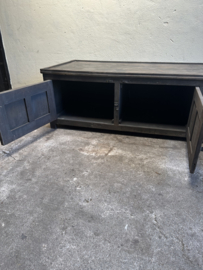 Stoere oude vergrijsd houten salontafel kast  dekenkist salontafel tafel bijzettafel tafeltje met oud metalen beslag industrieel sober landelijk  metaal industrieel vintage