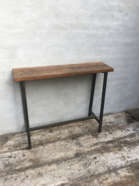 Stoere industriële landelijke schoolbankje sidetable bureau voor metalen onderstel houten blad vintage bruin