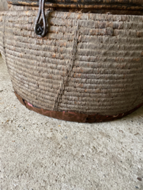Prachtige 🤩 grote orginele oude vergrijsde mand doorsnede 70 cm dessert basket met deksel landelijk stoer sober vintage uniek desert
