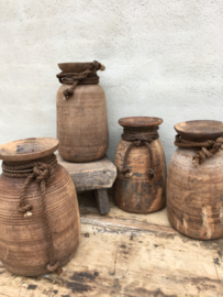Stoere oude houten pot Nepal met grof jute touw landelijk robuust
