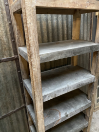 Stoere hoge oude houten kast legplanken met ijzer bekleed landelijk industrieel vintage robuust boekenkast schap rek grof stoer hout