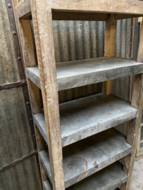 Stoere hoge oude houten kast schoenenrek keukenrek keukenkast legplanken met ijzer bekleed landelijk industrieel vintage robuust boekenkast schap rek grof stoer hout