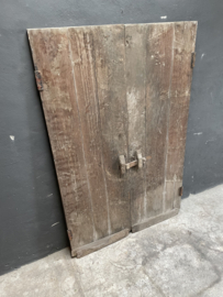 Set van 2 oude grote houten Deuren luiken Luik panelen deuren paneel wandpaneel vergrijsd landelijk stoer grijs