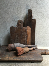 Stoere grote dikke ronde landelijke oude houten broodplank landelijk stoer rond  snijplank kaasplank