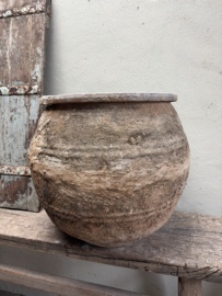 Grote oude grijs stenen kruik H50 X 55 cm pot bruingrijze bruine grijze mega vaas bloempot stoer sober landelijk olijfpot olijfkruik waterkruik