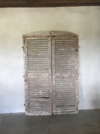 Set van 2 oude grote houten Louvre luiken Luik panelen deuren paneel vergrijsd landelijk stoer grijs