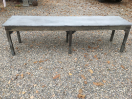 Aura Peeperkorn Enorme grote lange Stoere oude houten tafel bureau buro eettafel sidetable werktafel werkbank kookeiland zinken blad industrieel landelijk stoer grijs grijsbruin metaal hout