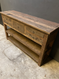 Stoer oud vergrijsd houten sidetable tafel bassano ladekast wastafel wastafelmeubel keukenblok kookeiland grove nerf dressoir sidetable werkbank bureau landelijk stoer robuust vergrijsd hout kookeiland keukeneiland wandmeubel 5 lades