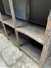 Prachtige grote zwart/bruin doorgescheurd vergrijsd houten kast boekenkast vakkenkast kast rek schap wandje  winkelkast roomdivider met schappen vakken landelijk industrieel stoer H211 x 180 x 40 cm