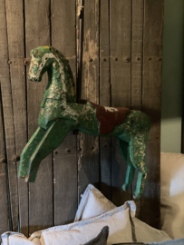 Heel leuk groot uniek oud houten paard van carrousel aan ijzeren stang vintage