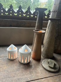Witte stenen theelichthouder Tealight holder leeff light house Lynn small huisje H13,7 x D9,5 cm wit white