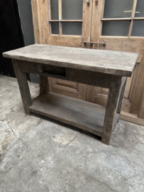 Oud vergrijsd houten bureau ladekast ladekastje sidetable sideboard wandtafel kast kastje landelijk stoer met onderblad