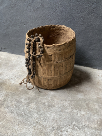 Prachtige oude hoge rieten Leemmand basket vaas korf mand schaal vergrijsd klei landelijk stoer