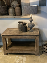 Oude robuust doorleefd houten tafel fabriekstafel bijzettafel stoer landelijk industrieel vintage werkbank