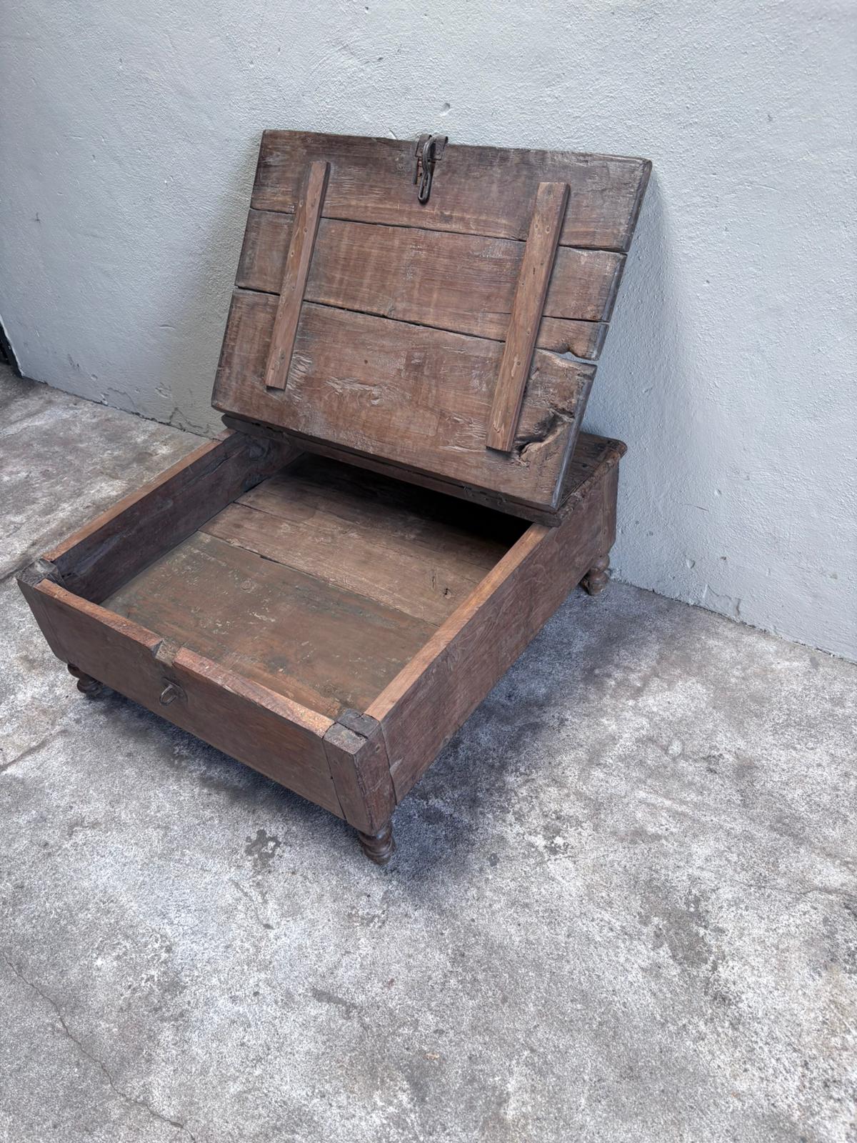 Stoere oude vergrijsd houten salontafel kast  dekenkist salontafel tafel bijzettafel tafeltje met oud metalen beslag industrieel sober landelijk  metaal industrieel vintage