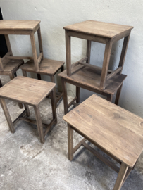 Oud vergrijsd houten tafel tafeltje tafeltjes  bijzettafeltje salontafel kindertafeltje school euro bureau landelijk stoer vintage