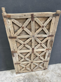 Oud doorleefd vergrijsd houten luik deur venster poort poortje wandpaneel wanddecoratie landelijk stoer vintage hout metaal industrieel urban 126 x 78 cm