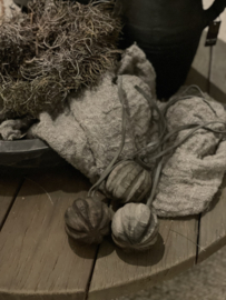 Stoere oude vergrijsd houten klos klossen klosje kerstbal kersthanger  klosjes decoratie aan leren koord landelijk