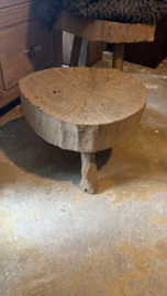 Heel Groot stoer licht houten tafel tafeltje bijzettafel wijntafel kruk stronk boomstam hakblok werkblok slachtblok slagersblok slagershakblok tafel kruk tafeltje robuust stam boomstam stronk boomstronk landelijk stoer