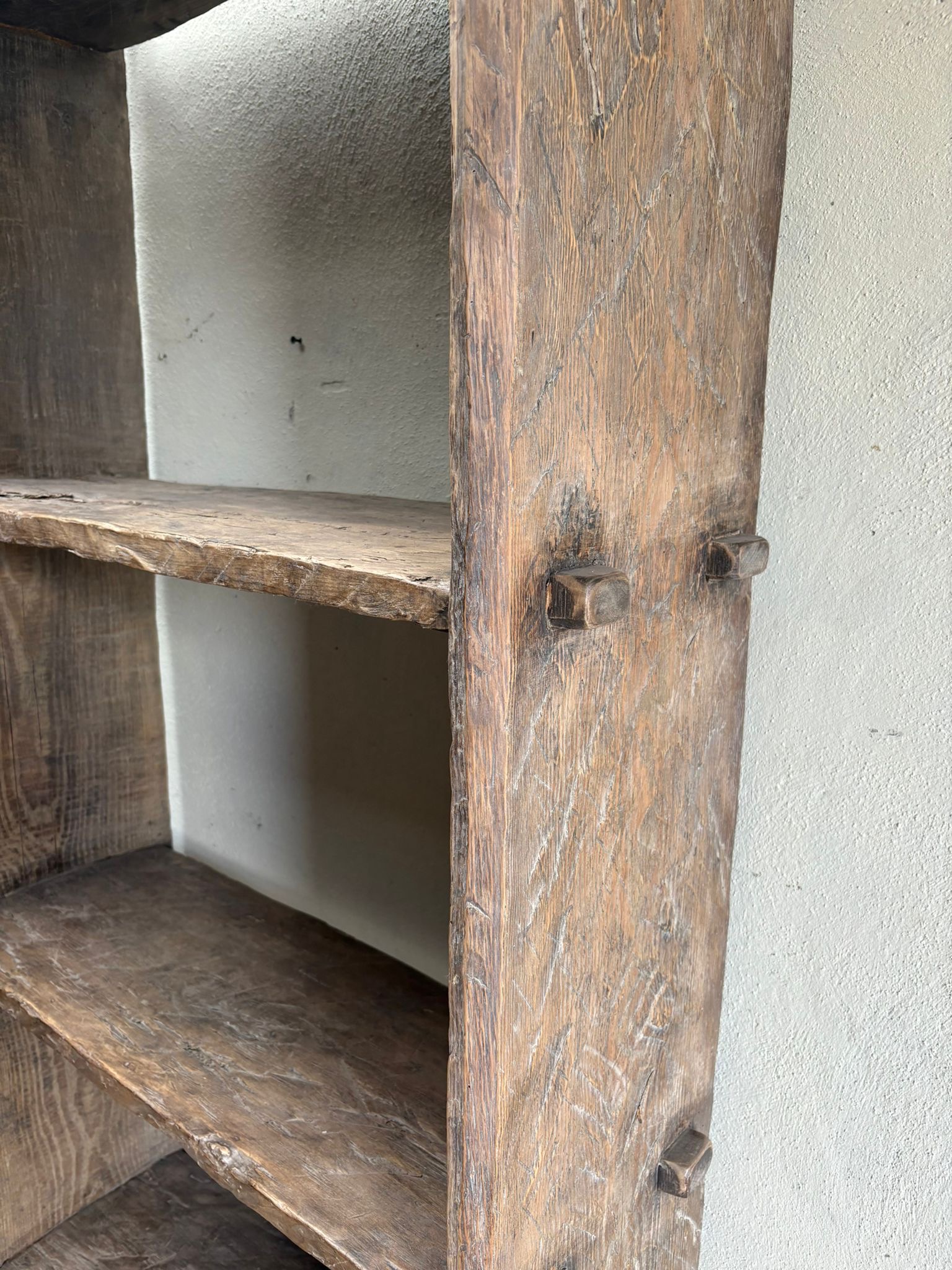 Hele gave oude hoge oud vergrijsd houten kast boekenkast met deurtjes H220 x B85 x 34 cm landelijk stoer