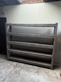Stoere hoge oude houten kast schoenenrek keukenrek keukenkast legplanken landelijk industrieel vintage robuust boekenkast schap rek grof stoer hout