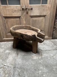 Oude grof houten robuust houten tafel salontafel tafeltje bijzettafel trog bijzettafeltje stoer landelijk vintage