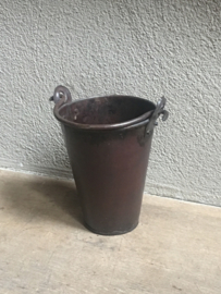 Oude ijzeren metalen emmertje emmer bruin roestbruin/zwart (bijvoorbeeld voor een toiletborstel) teil bak oud bruin vintage landelijk industrieel brocant