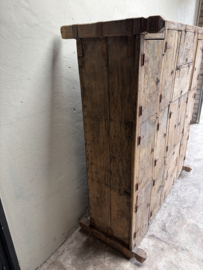 Hele gave grote unieke oude houten kast 151  x 65 x H169  cm Roomdivider kamerscherm grutterskast vakkenkast winkelkast sorteerkast postkast schoenenrek tafel salontafel  stoer landelijk industrieel vintage grijs bruin schoenenkast sorteer kast