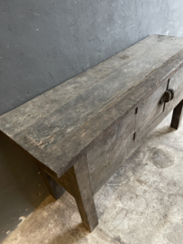 Stoere oude vergrijsd houten sidetable tafel met deurtje wastafelmeubel landelijk