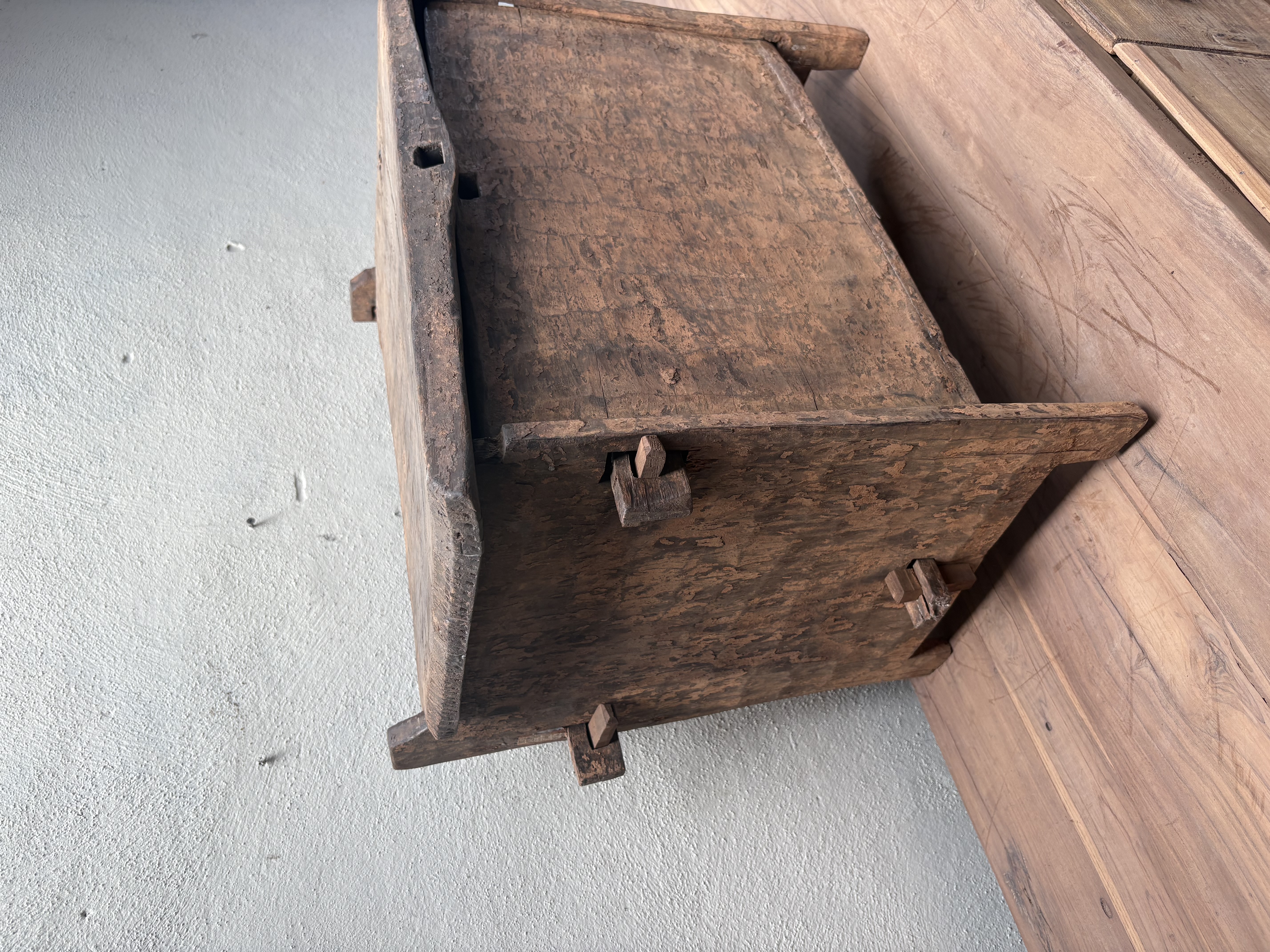 Stoere originele oude houten Himalaya kist kistje dekenkist landelijk klepbank nr 41