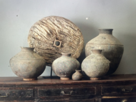 Prachtige vergrijsd antieke claypot Nepal kruik stenen vaas pot landelijk stoer sober vintage 73 x 51 cm