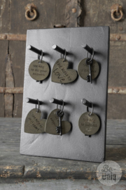 Decoratie sleutel sleutelbos met oud vergrijsd houten hanger tekst the key to Happiness landelijk stoer kado
