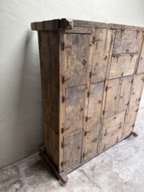 Hele gave grote unieke oude houten kast 151  x 65 x H169  cm Roomdivider kamerscherm grutterskast vakkenkast winkelkast sorteerkast postkast schoenenrek tafel salontafel  stoer landelijk industrieel vintage grijs bruin schoenenkast sorteer kast