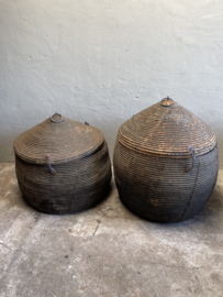 Prachtige unieke grote orginele oude vergrijsde mand 85 cm doorsnede dessert basket met deksel landelijk stoer sober vintage uniek desert