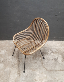 Vintage rotan rieten stoel fauteuil landelijk industrieel  zwart metalen onderstel stoer jaren '70 retro rieten lounge urban tuinstoel