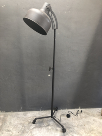 Stoere bruin metalen vloerlamp grijsbruin leeslamp staande lamp op wieltjes industrieel stoer landelijk vintage