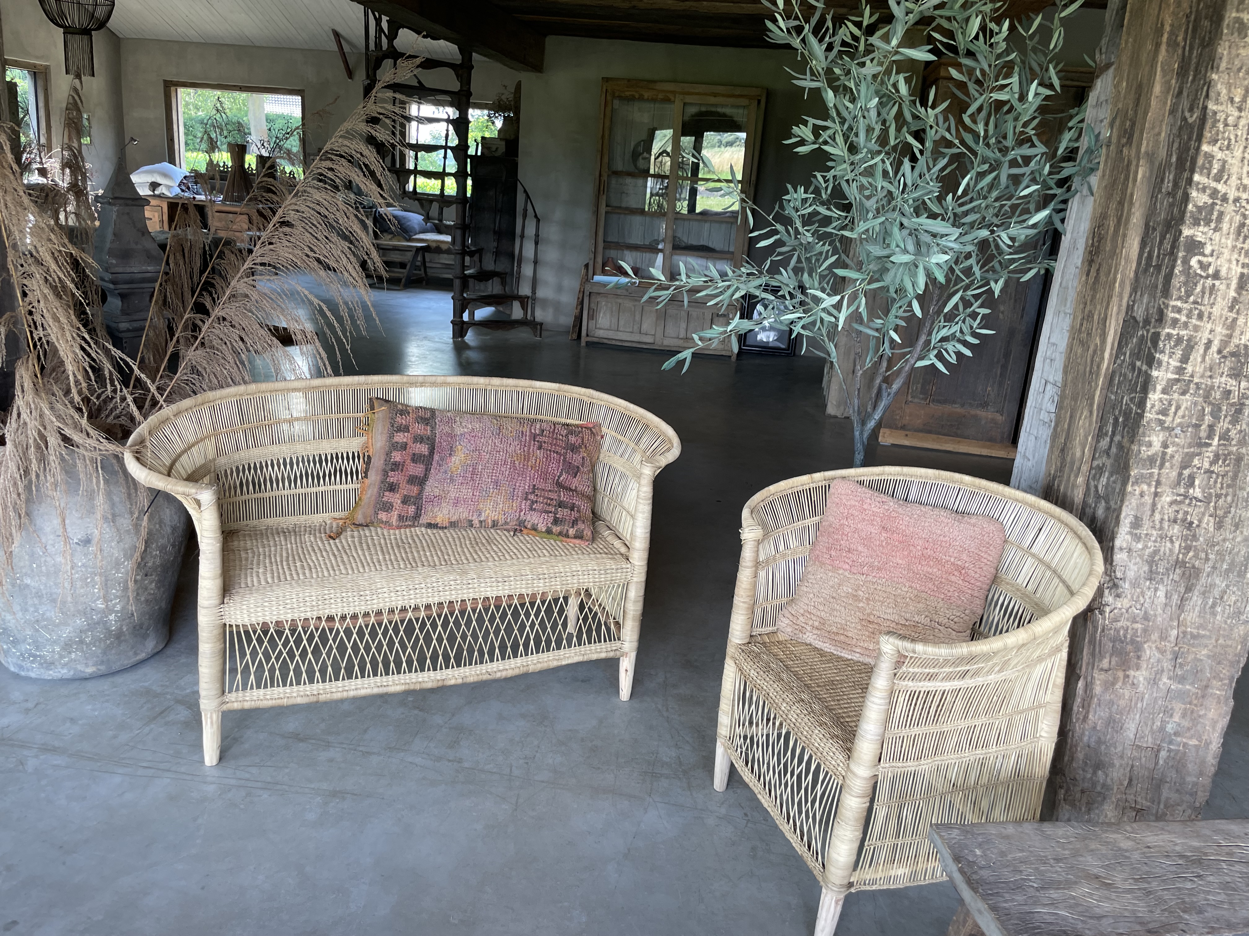 Prachtige naturel rotan rieten bank bankje stoel Malawi cane love Seat chair fauteuil lounge natural landelijk sober Ibiza